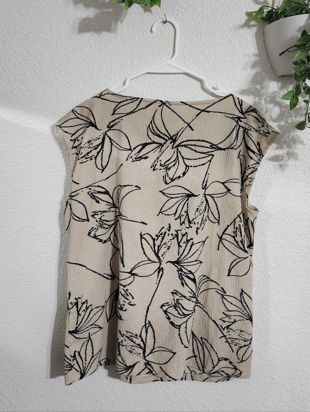 Calvin Klein Cream Top with Black Floral Outline - Picture 4 of 7